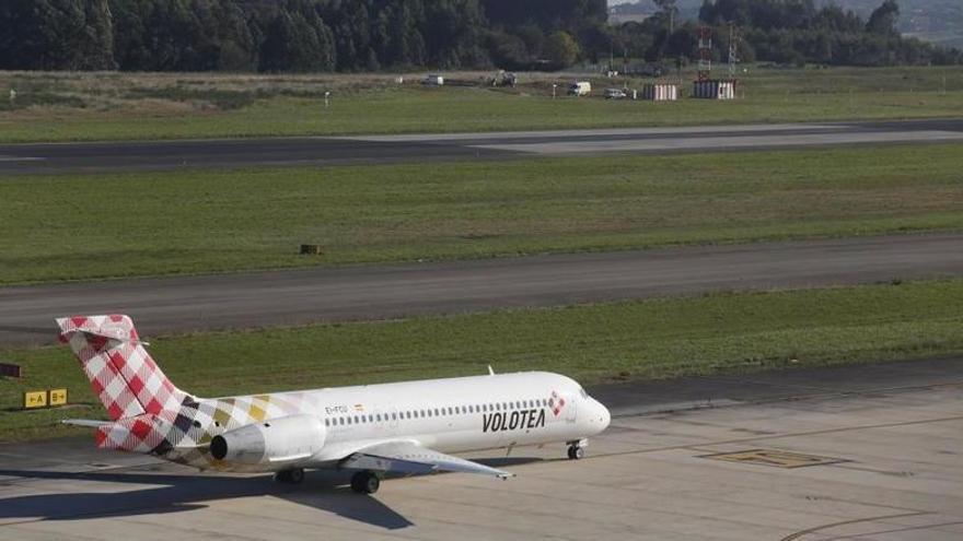 Un avión de Volotea en el aeropuerto de Asturias