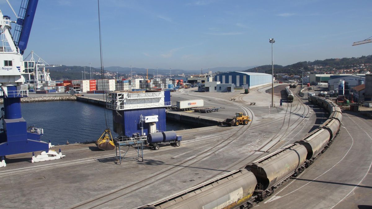 Una operativa ferroviaria en el recinto portuario de Marín.