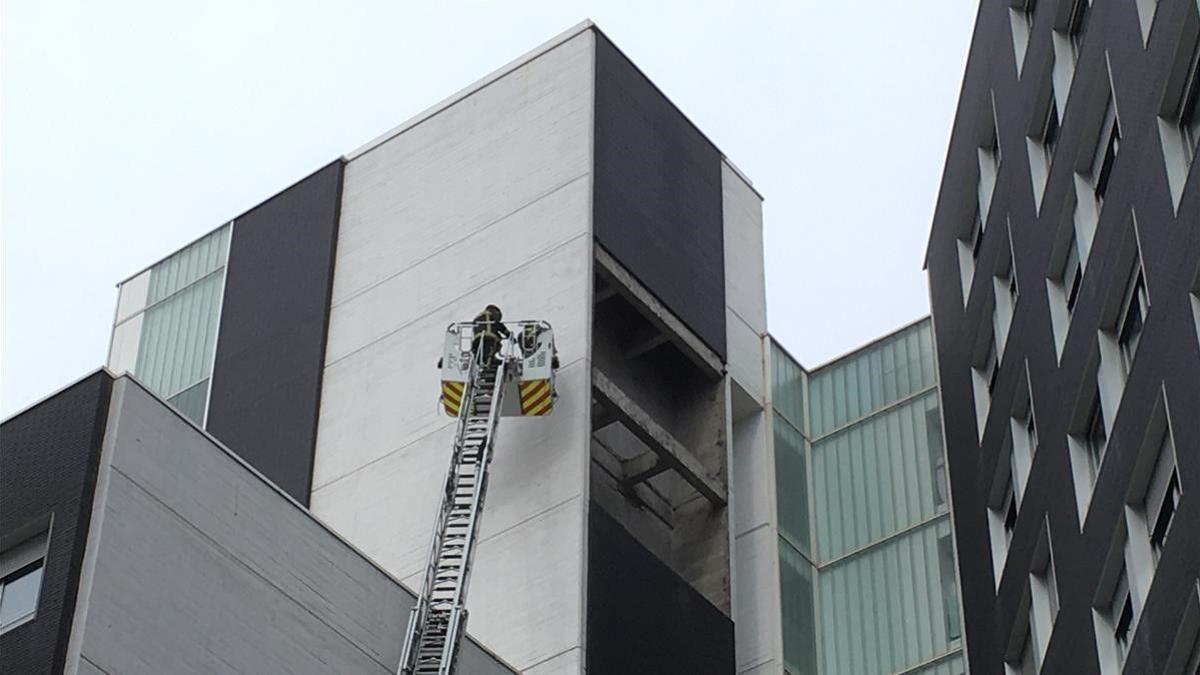 Un edificio se derrumba en la Barceloneta