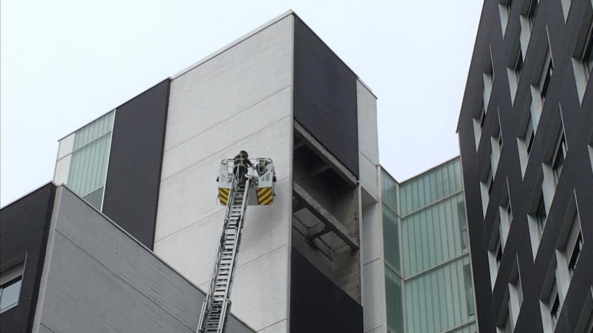 El edificio cuya fachada se ha desprendido en la Barceloneta