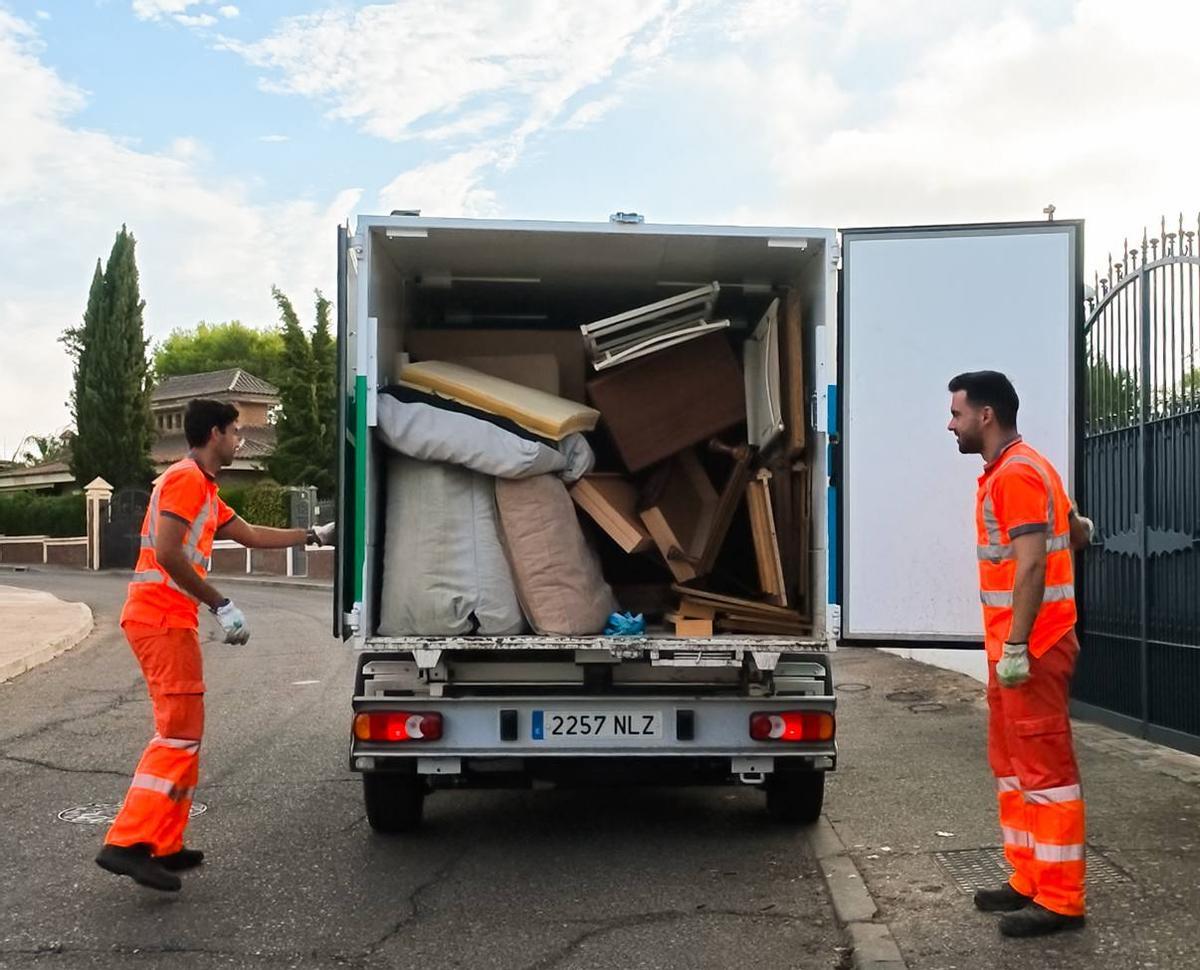 Trabajadores de Sadeco recogen enseres de un calle de Córdoba.