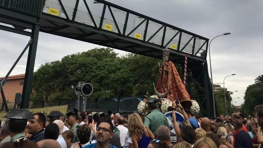 La Virgen cruzando el paso a nivel de Santiago el Mayor junto a los romeros.