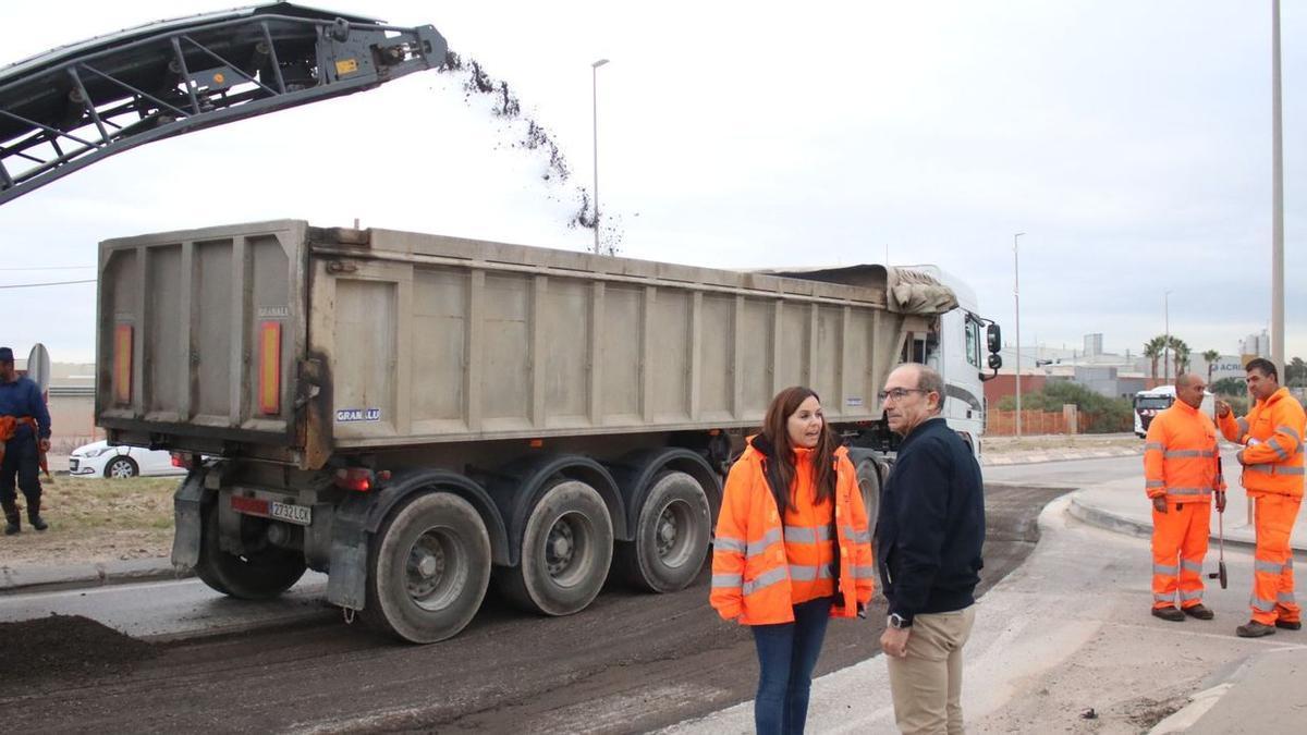 El Ayuntamiento de Onda ha emprendido el acondicionamiento de la calzada de la avenida Extremadura, una vía muy utilizada por el transporte pesado.