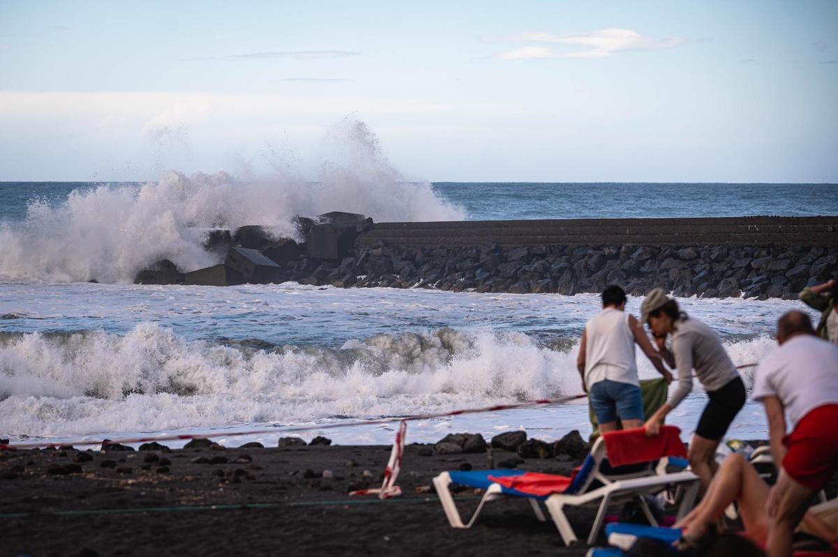 Una ola rompiendo en la Playa del Castillo, en Puerto de la Cruz