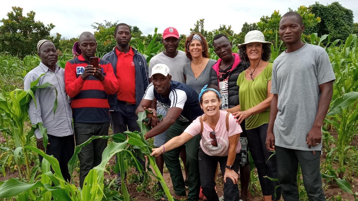 Trabajadoras de Quality Corn Group voluntarias en un proyecto de cooperación en Costa de Marfil.