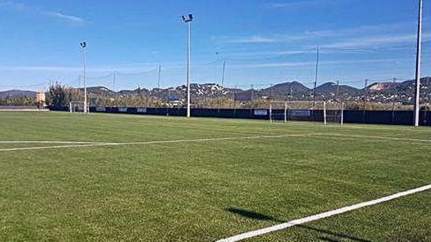 Imagen del nuevo césped en el campo municipal de Jesús.