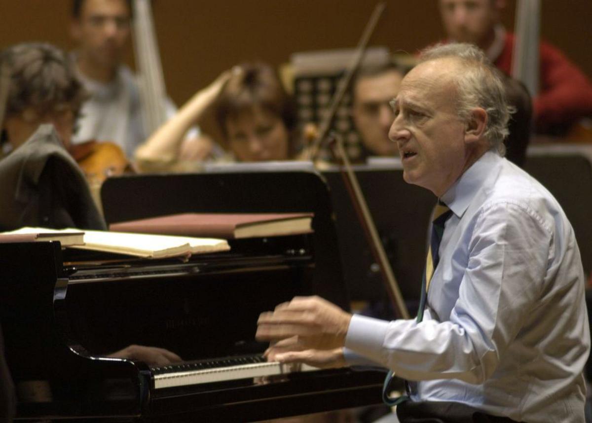 Pollini ensaya con la Sinfónica antes del concierto en 2004.   | // L.O.
