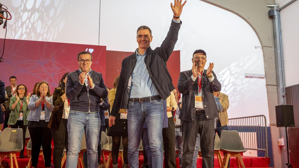 Miguel Ángel Gallardo, Pedro Sánchez y Guillermo Fernández Vara, durante la celebración del Congreso del PSOE extremeño