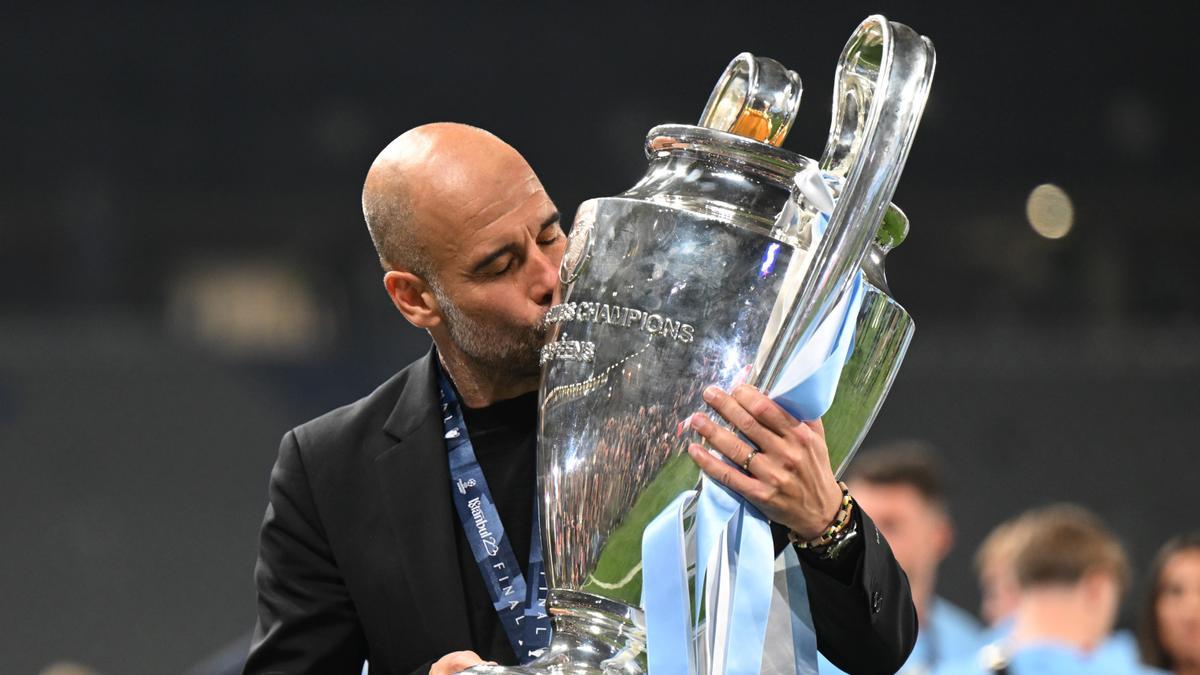 Pep Guardiola besa la Copa de Europa, la tercera como entrenador, la cuarta incluyendo la ganada como futbolista.