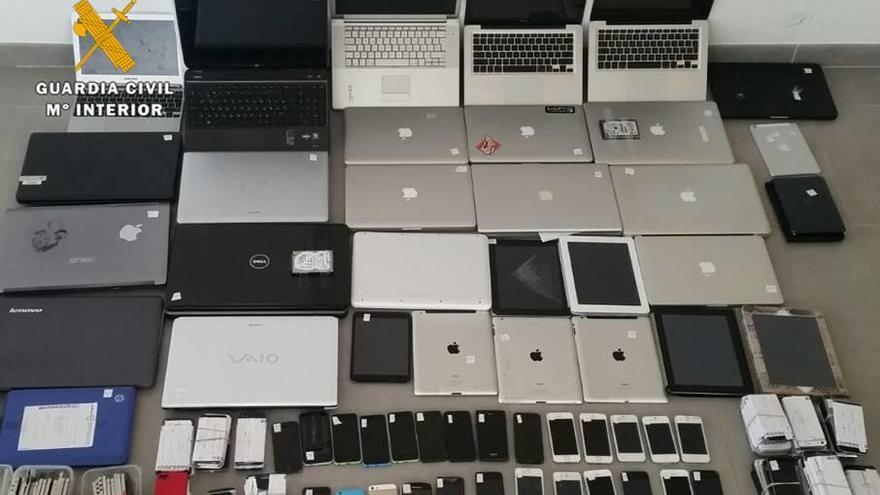 Teléfonos móviles, ordenadores y tabletas robados incautados en una tienda de Santa Ponça.