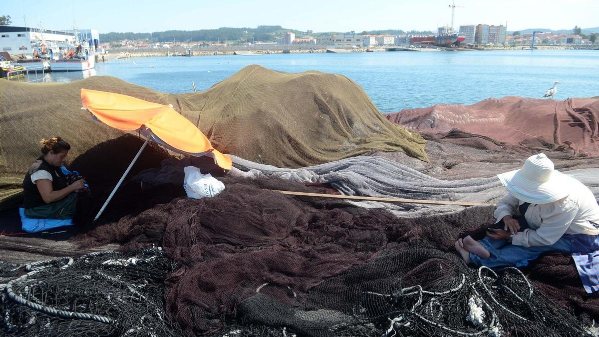 Redeiras trabajando en el puerto de Cambados