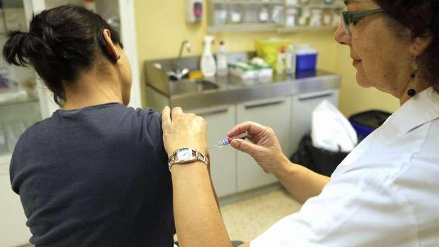 Sanidade adquiere 60.000 vacunas menos contra la gripe que hace dos años