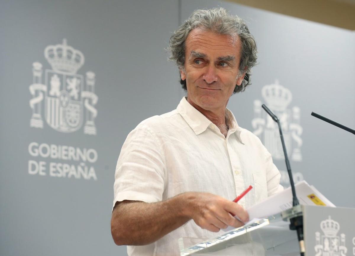 GRAF5536. MADRID, 27/07/2020.- El director del Centro de Alertas y Emergencias Sanitarias, Fernando Simón, asiste a una rueda de prensa para analizar la evolución de la pandemia, que ha llevado a las comunidades a tomar medidas para controlar la expansión del virus, y las decisiones de países europeos, como Reino Unido, de imponer cuarentena a los turistas que lleguen de España, este lunes en Madrid. EFE/Kiko Huesca