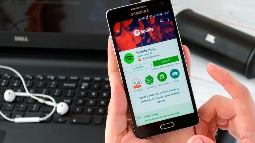 Un telèfon amb l&#039;app Spotify.