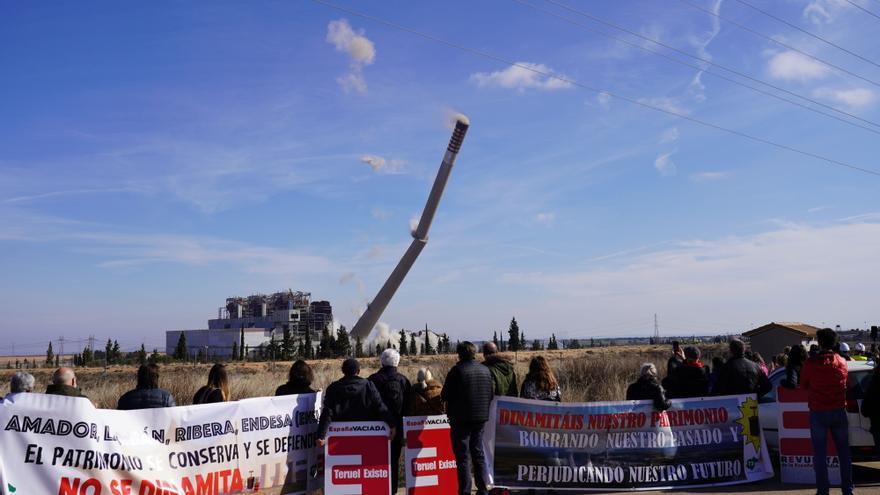 Teruel Existe pide dimisiones por la demolición de la chimenea de la térmica de Andorra
