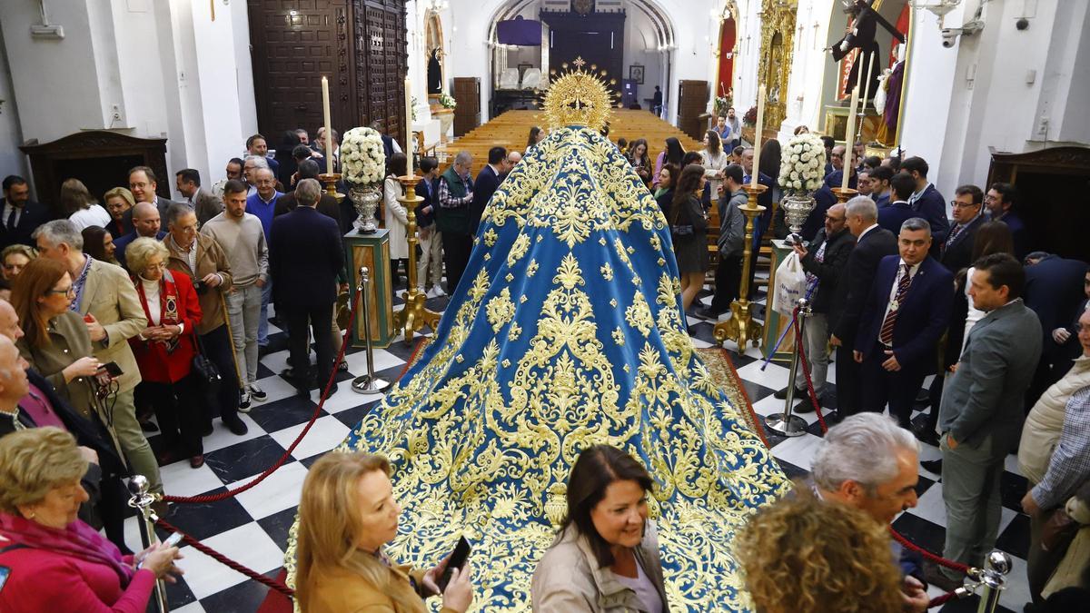 Manto de salida bordado para la Virgen de la Trinidad.