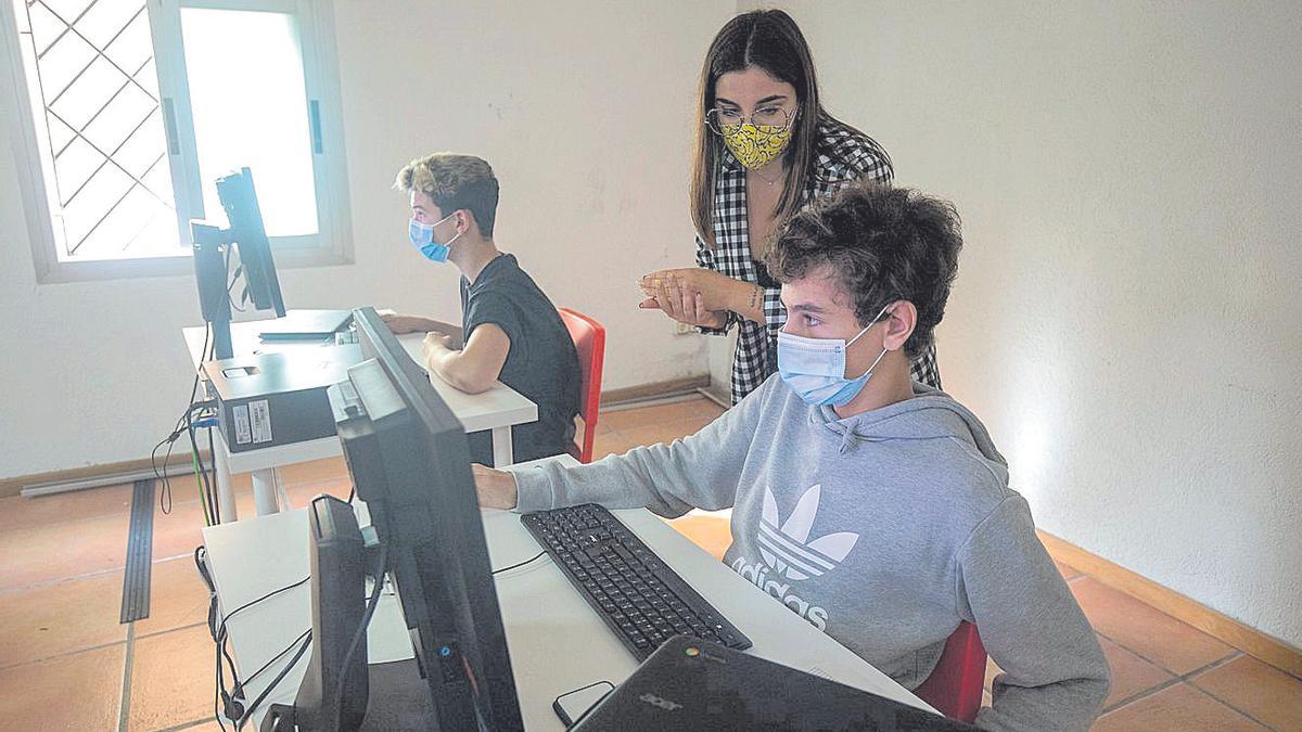 La profesora acompaña y ayuda a los alumnos los días que no les toca ir a clase.