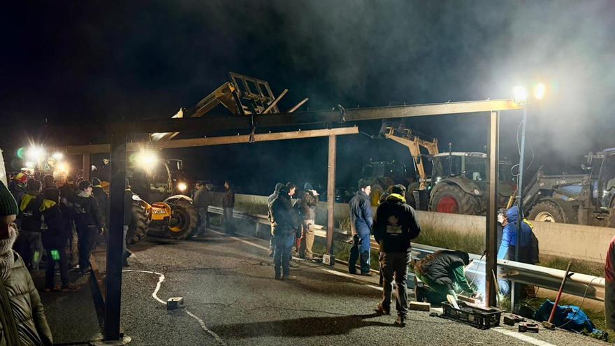 Els pagesos munten una estructura al mig de l'autopista a Pontós