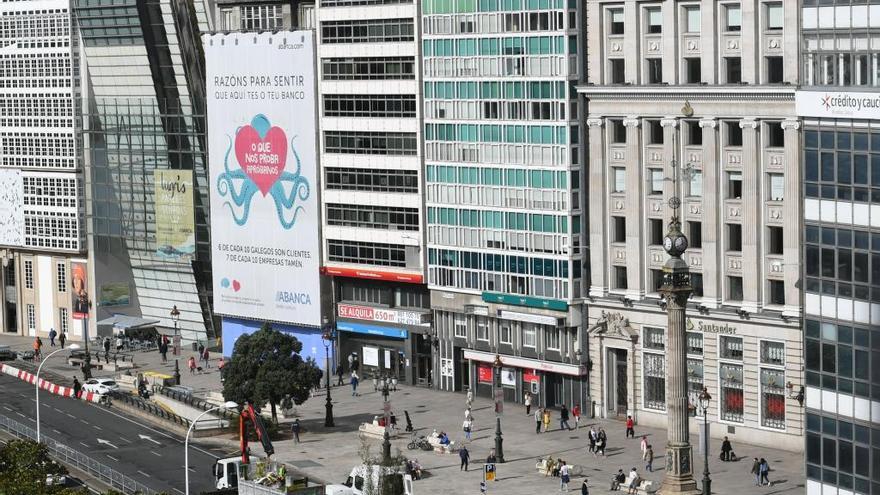 El edificio propiedad de Ortega, con el logo del Santander