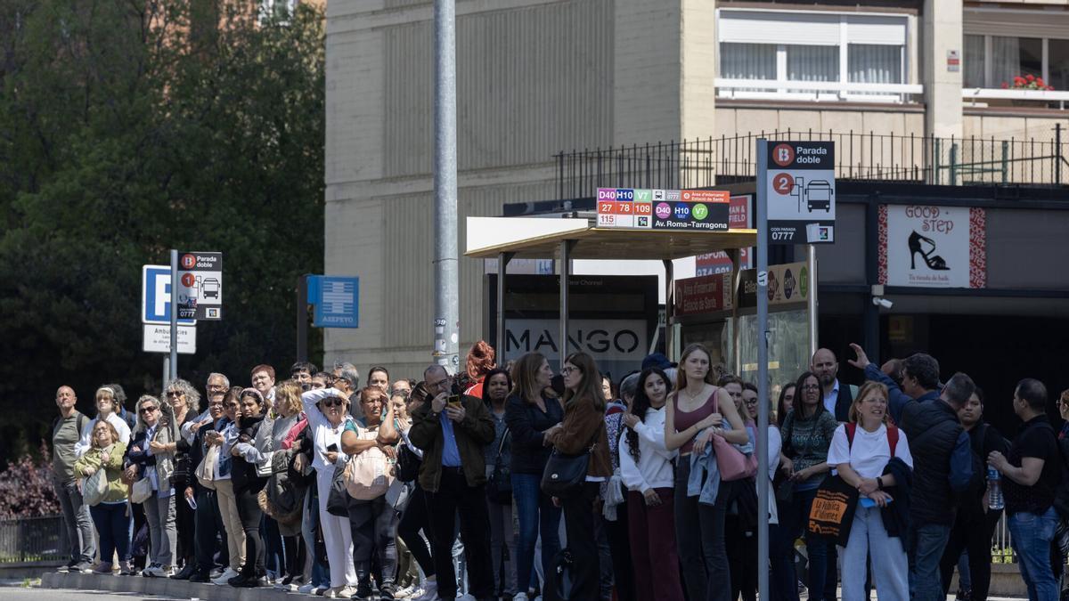 Colas de pasajeros en la estación de Sants, Barcelona