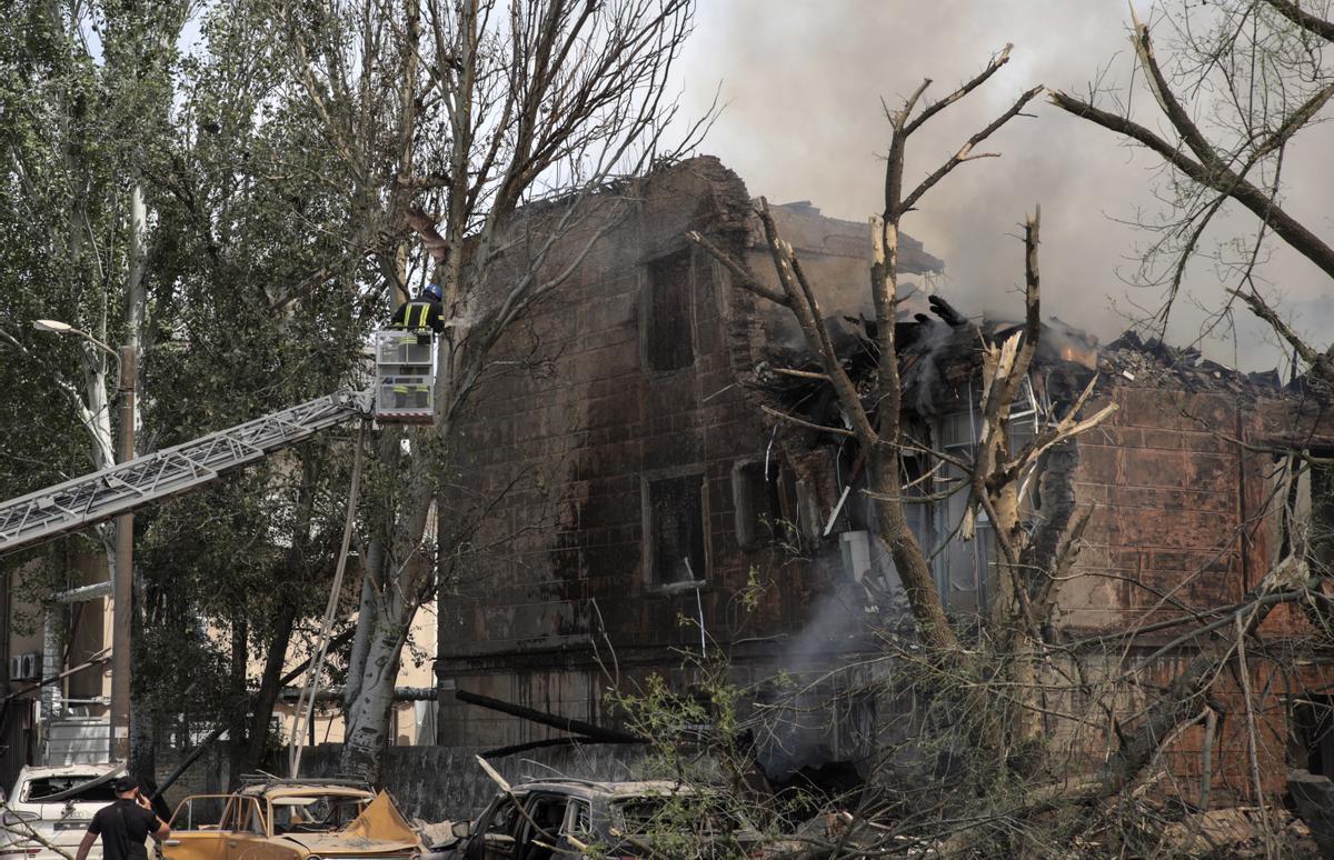 Rusia bombardea un hospital en Dnipro y causa al menos dos muertos