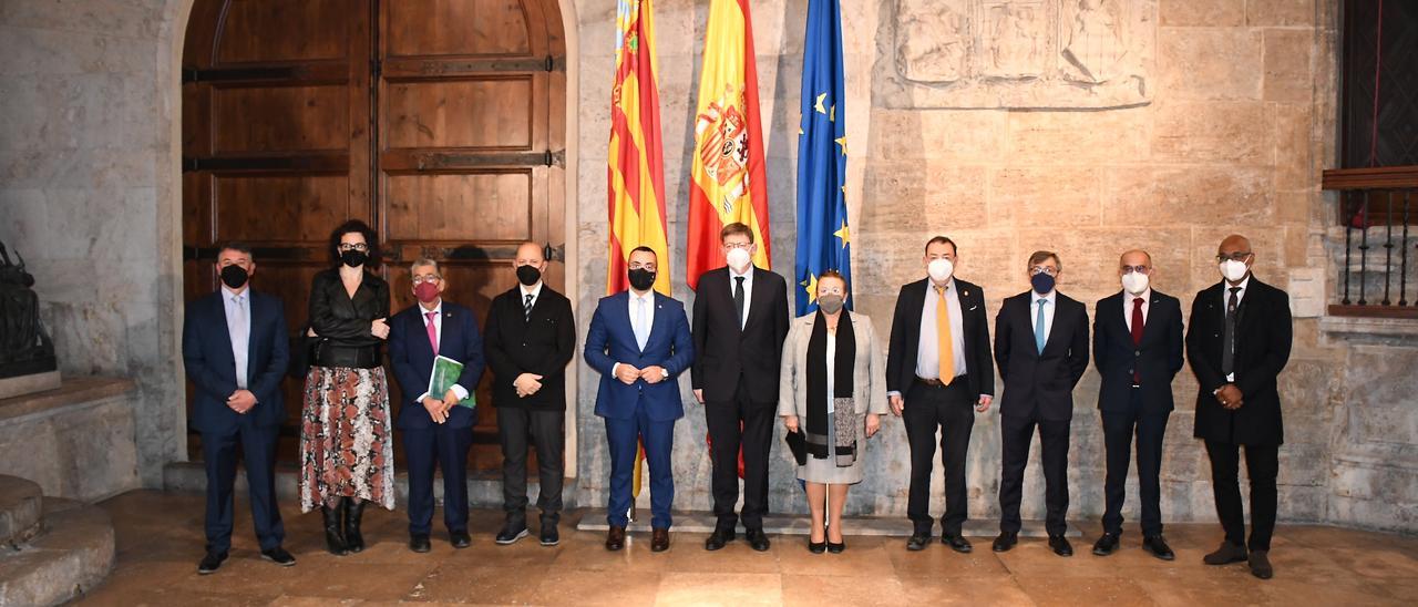 El alcalde, José Benlloch, se desplazó hasta el Palau de la Generalitat con una amplia representación de diferentes entidades.