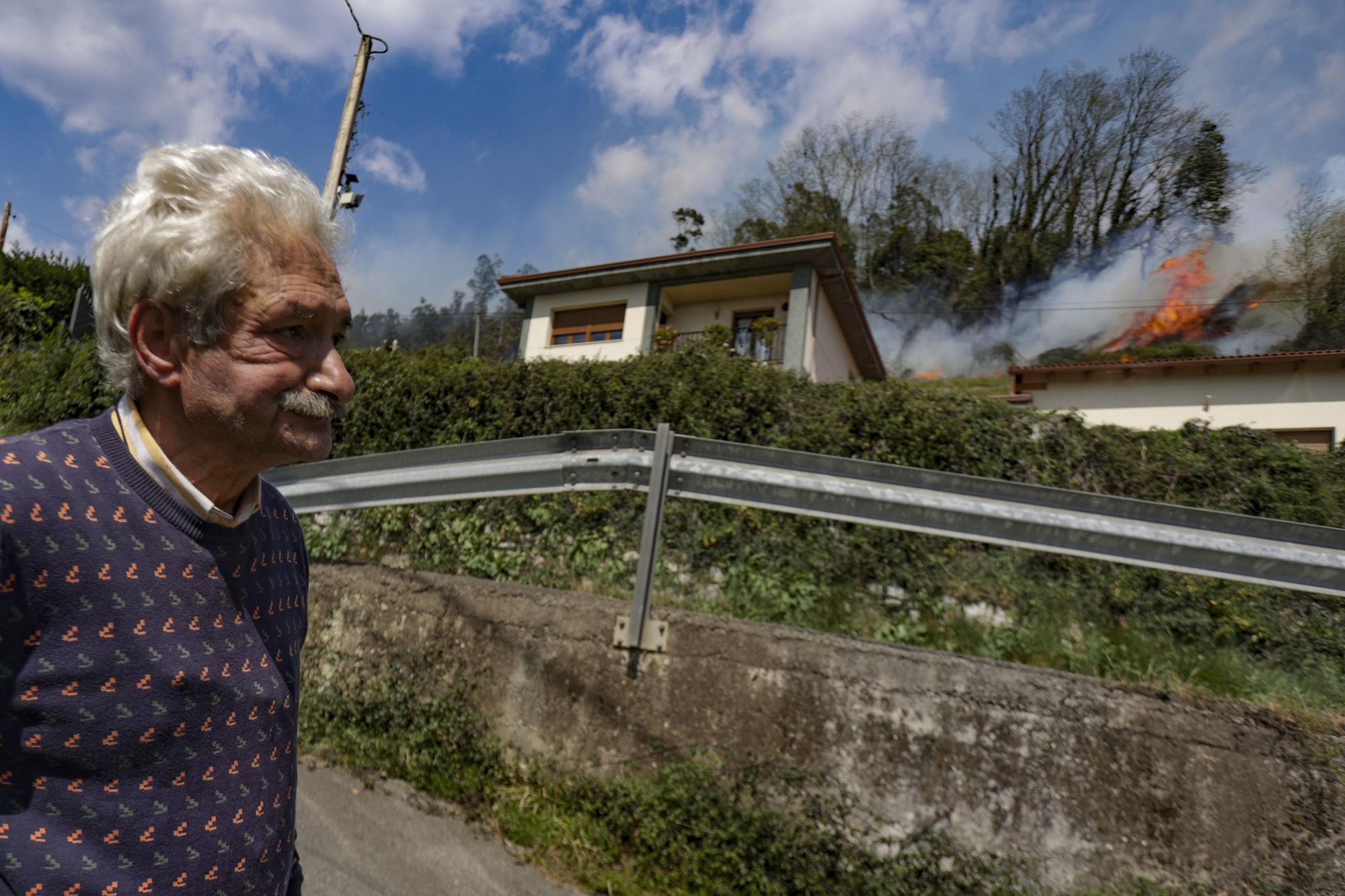 La lucha contra las llamas en el monte Naranco