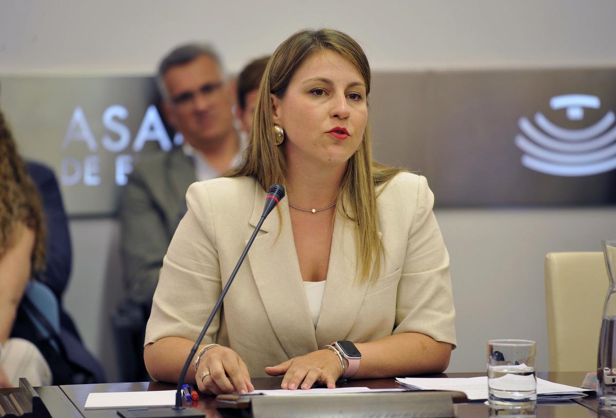 La consejera de Educación y Formación Profesional, Sandra Valencia, durante una comparencencia en la comisión de la Asamblea de Extremadura.