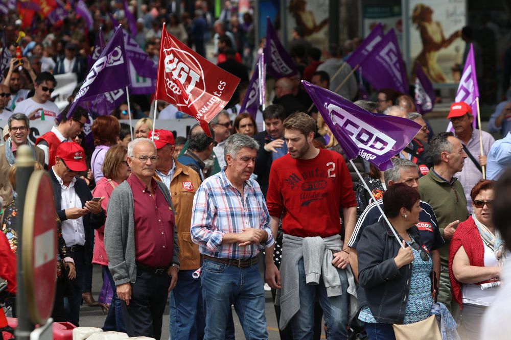 Miles de personas participan en la marcha convocada por los sindicatos para este martes, Día Internacional del Trabajo