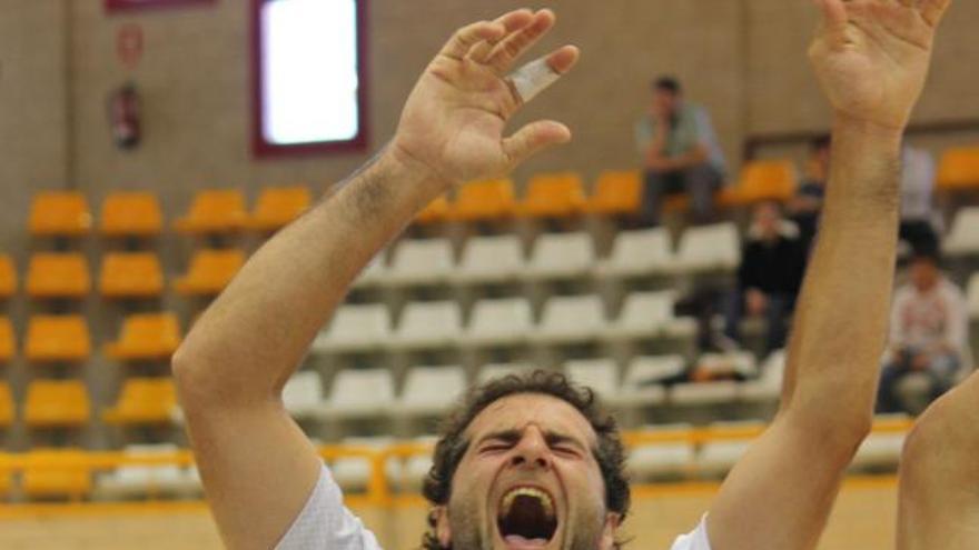 Un jugador de Handbol Bordils celebra la victoria y el ascenso.