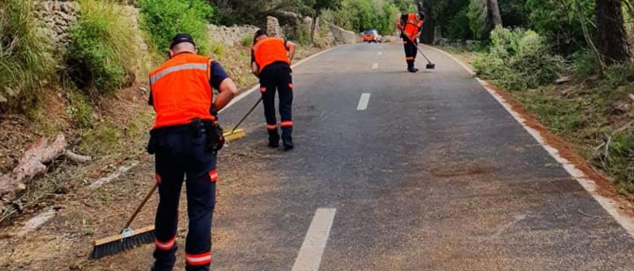Voluntarios de Protección Civil de Calvià, ayudando tras el ‘cap de fibló’ de 2020.