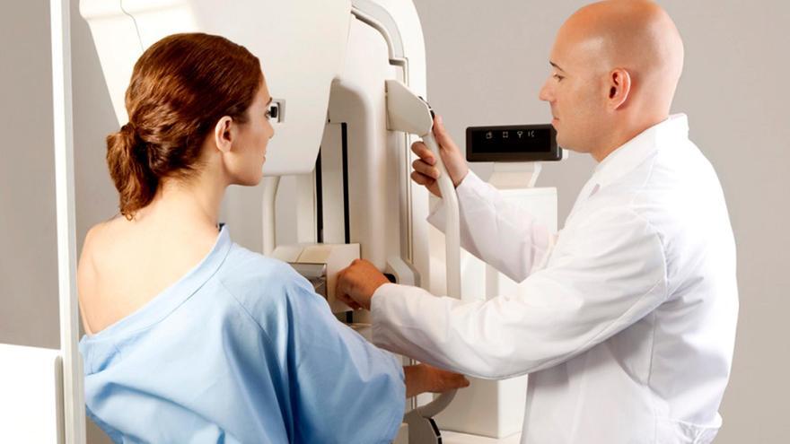 Realización de una mamografía. / EFE