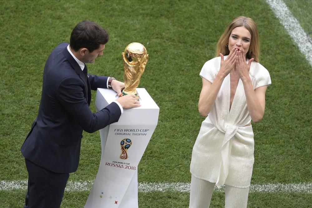 Iker Casillas y Natalia Vodianova con la Copa