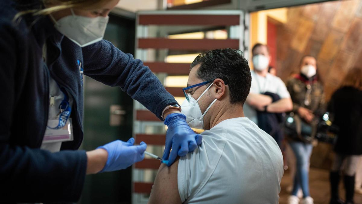Un sanitario recibe la vacuna contra la Covid-19