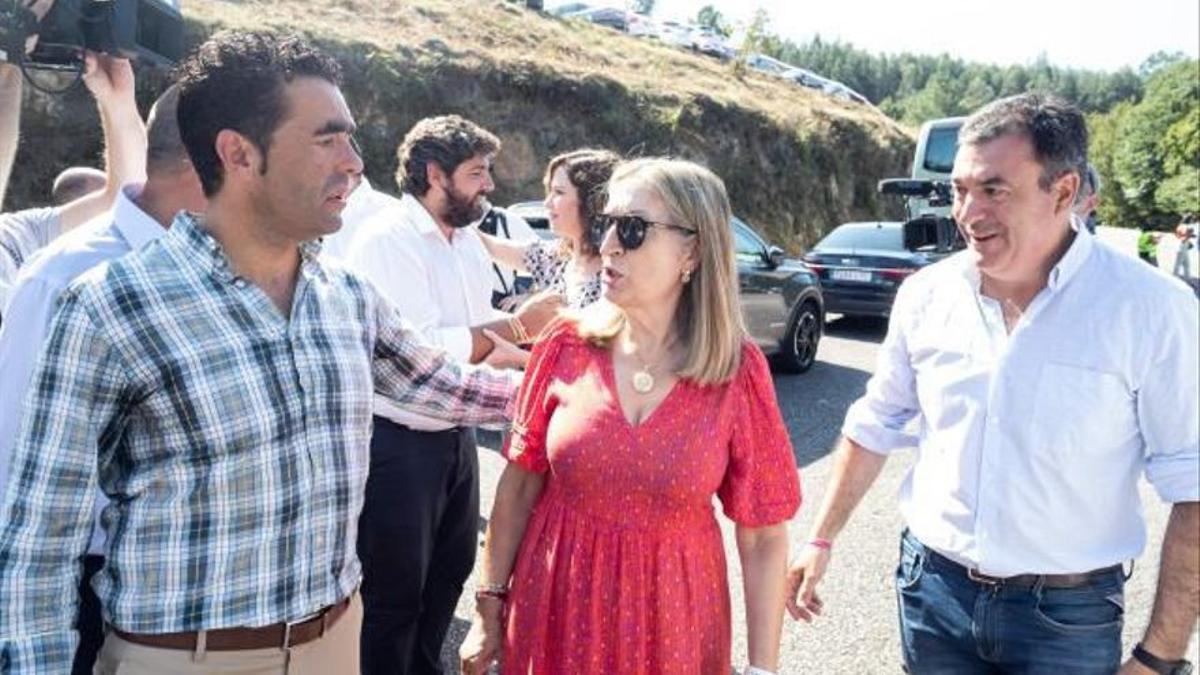 El presidente del PP de Pontevedra, con Ana Pastor y el conselleiro de Educación, Román Rodríguez.