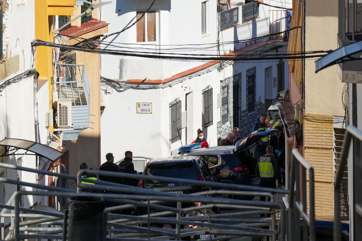 La policía saca al hombre atrincherado de su vivienda.