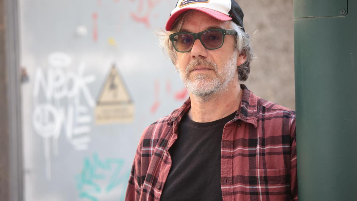 El escritor Alfonso García-Villaba y la portada de su nuevo libro, ‘La nueva subjetividad’.