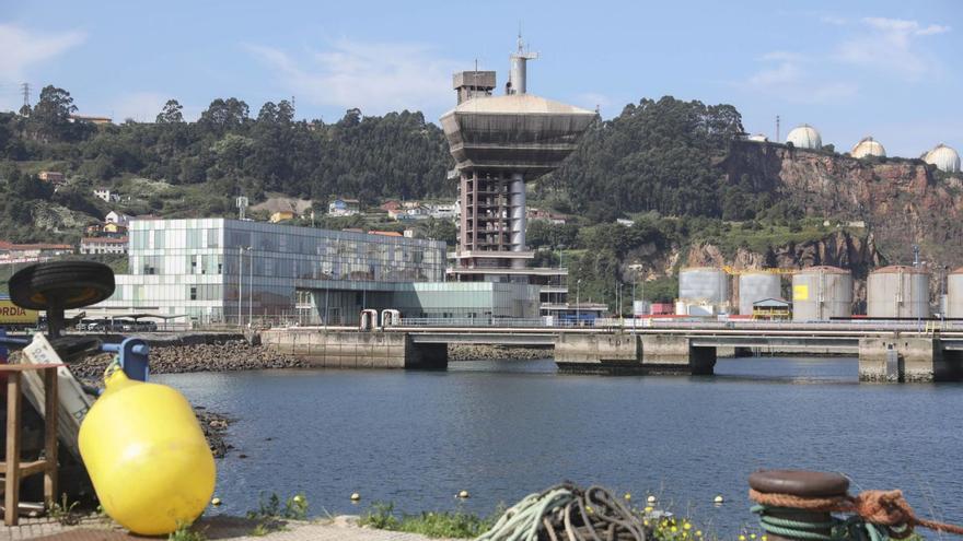 Una vista del puerto de El Musel. | PABLO SOLARES