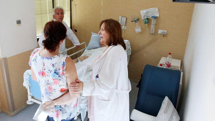 Los responsables de la unidad visitan a un paciente ingresado en la planta de agudos.