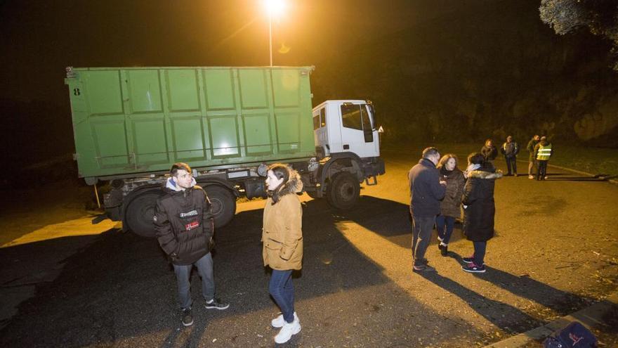 Trabajadores, frente a la planta de Nostián.