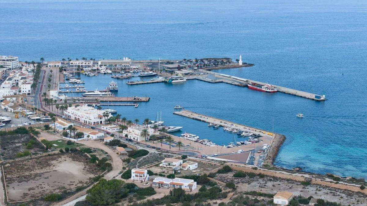 Foto aérea del puerto de la Savina en Formentera