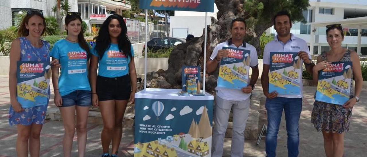 Presentación de la campaña, ayer en la playa de Son Moll.