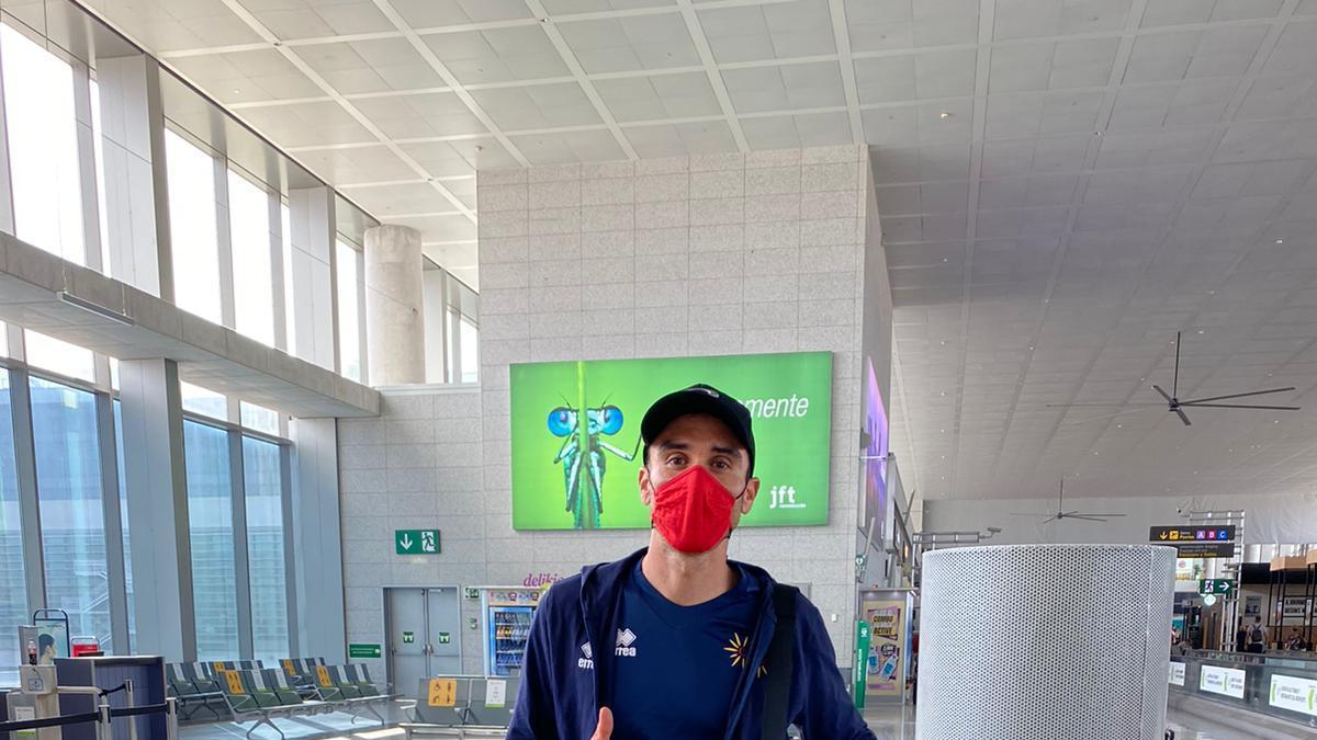 Luis Ángel Maté, en el aeropuerto, justo antes de viajar a Francia.