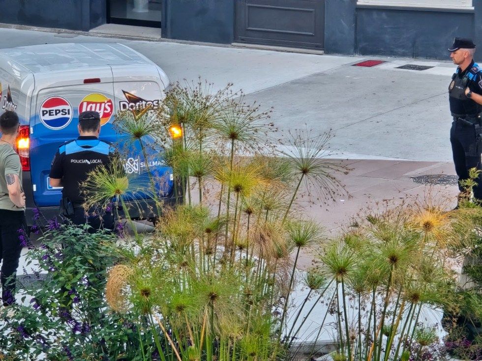 La circulación rodada no cesa en las zonas peatonales de Vilagarcía, ni siquiera con el control policial ejercido.