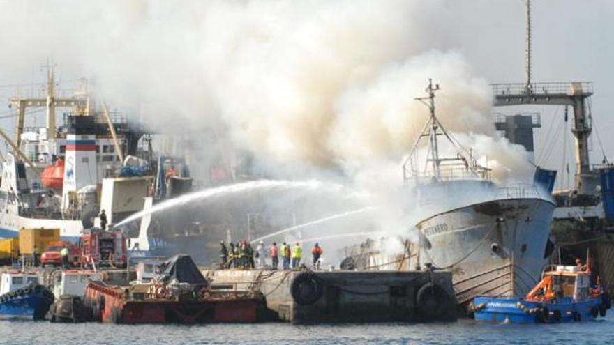 Los servicios de emergencias tratan de sofocar el fuego en el buque. | santi blanco