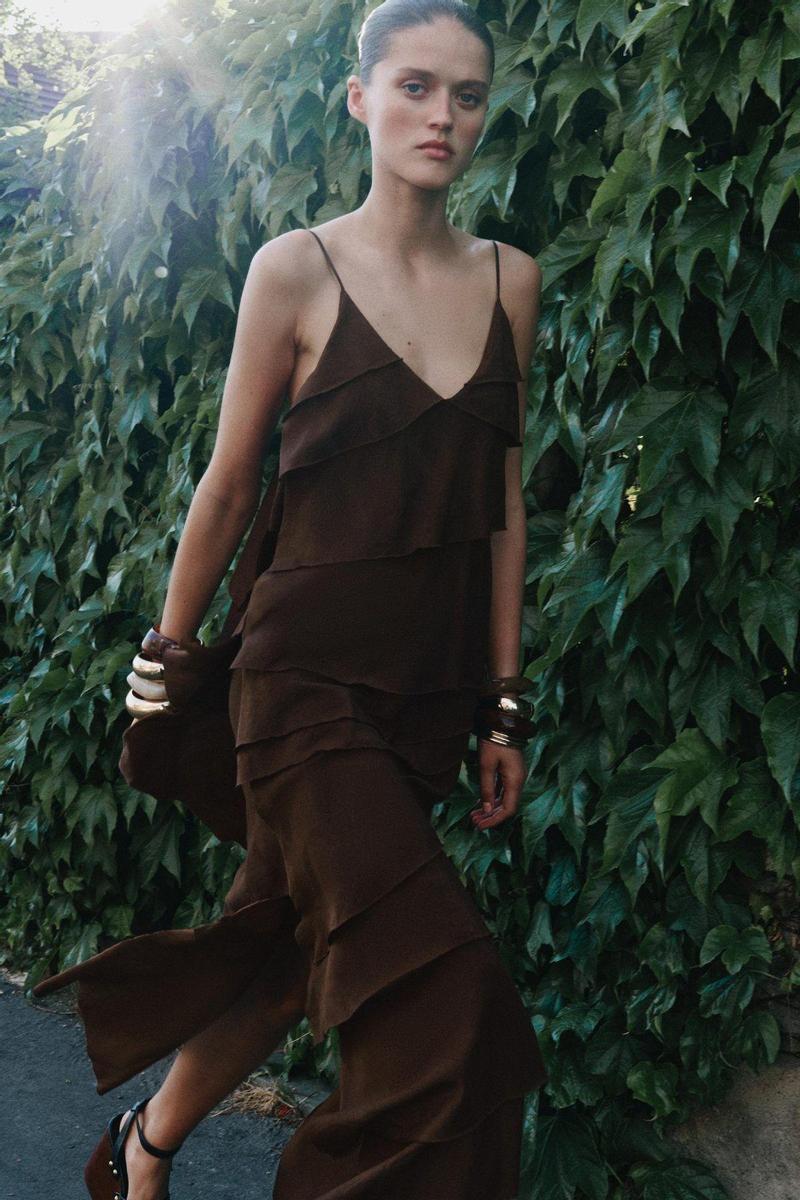 Vestido de tirantes finos estilo imperio con mangas adornadas con volantes Marrón