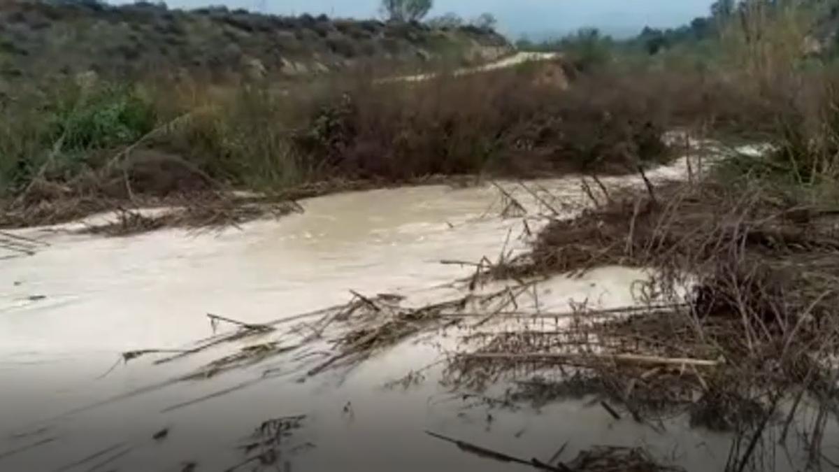 Las lluvias desbordan una rambla en la Font de la Figuera