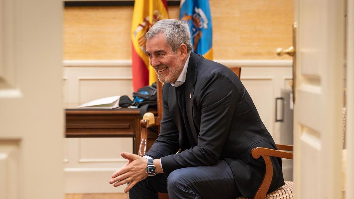 Fernando Clavijo, en el Parlamento canario, contento tras el varapalo del Tribunal Supremo al Gobierno de Sánchez.