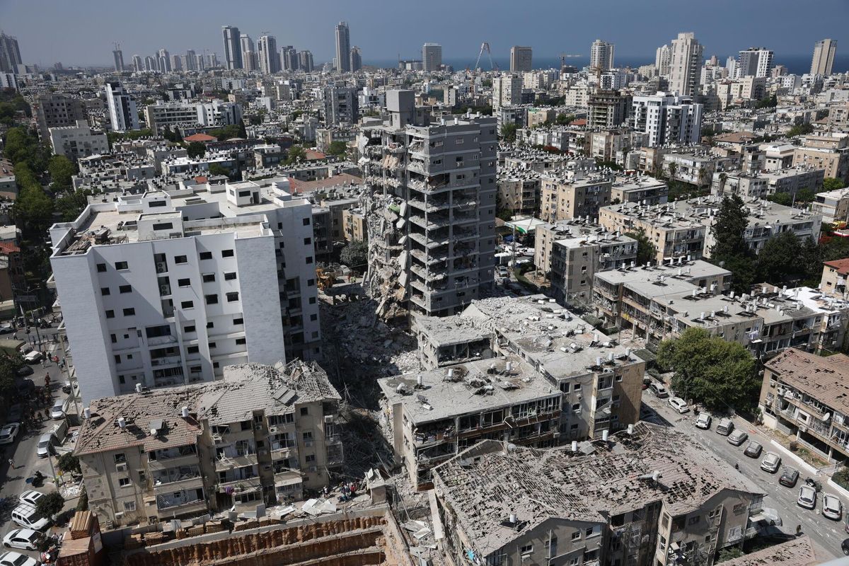 Irán ataca con misiles una zona residencial en Bat Yam, Israel.