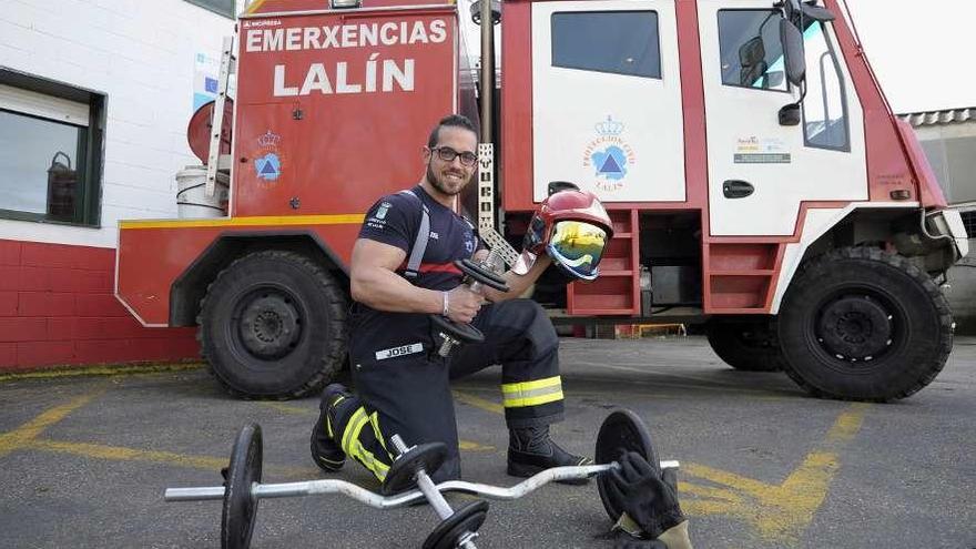 Riádigos posa, ayer, en la base de GES Lalín del Campo da Feira Novo. // Bernabé/Javier Lalín